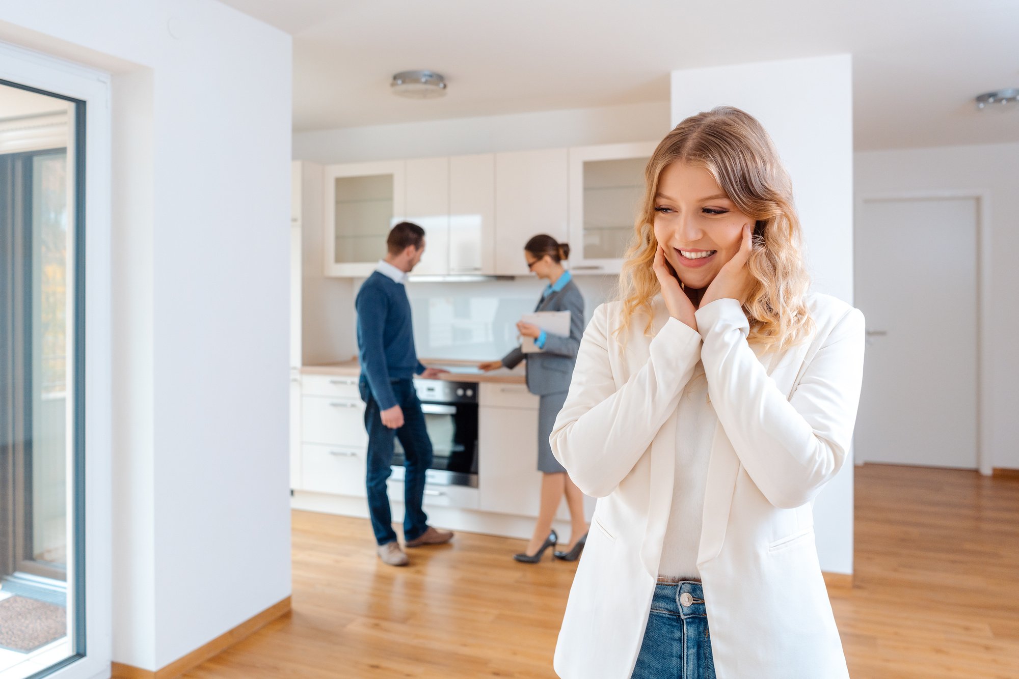 Woman Raving about the Apartment She and Her Man Are Going to Rent